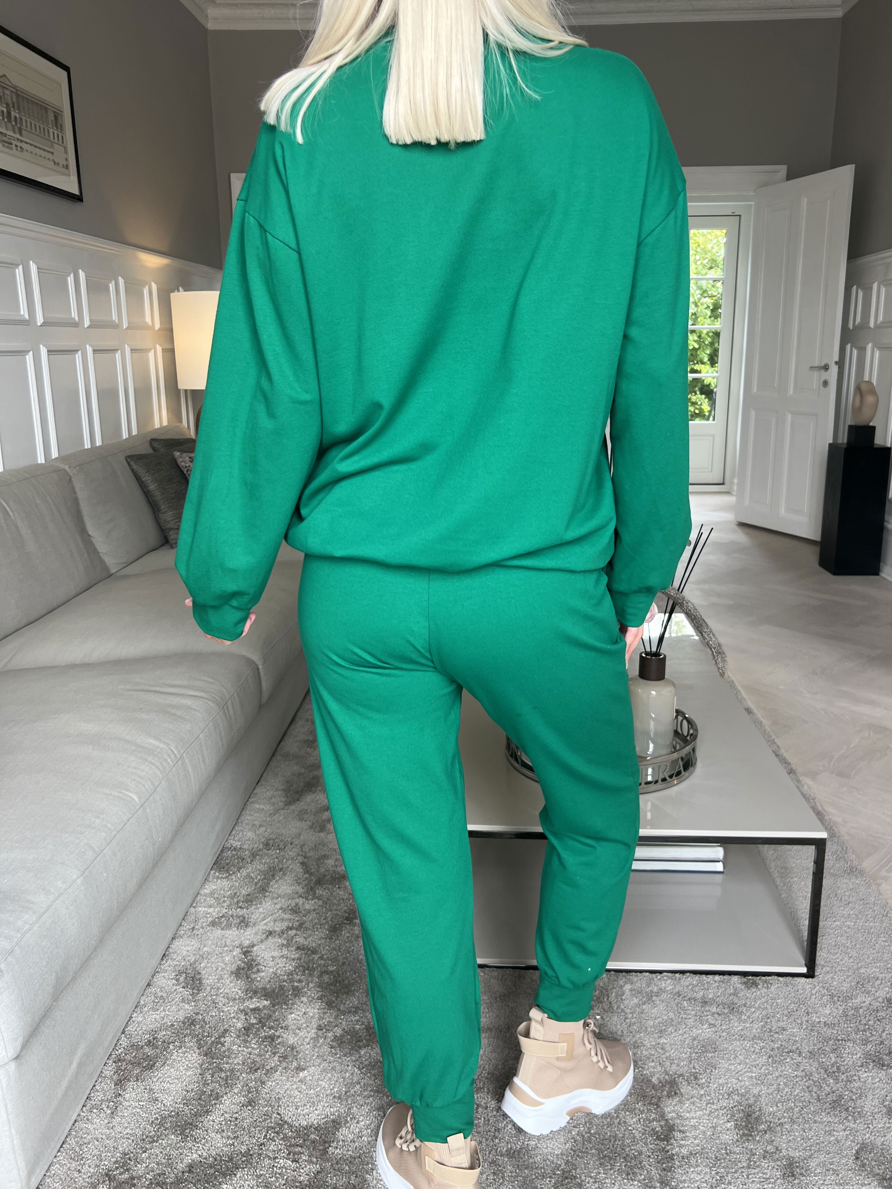 Noelle - Snyggt joggingset med skrift över bröstet